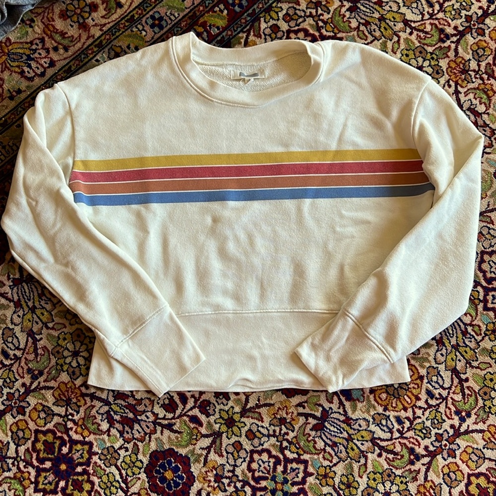 Small cream colored crop sweatshirt! Reminds me of Op brand in the 80’s.No logo.